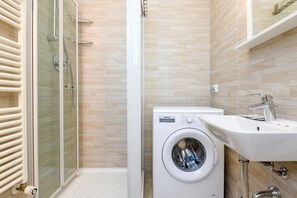 Dusche, Haartrockner, Bidet, Handtücher