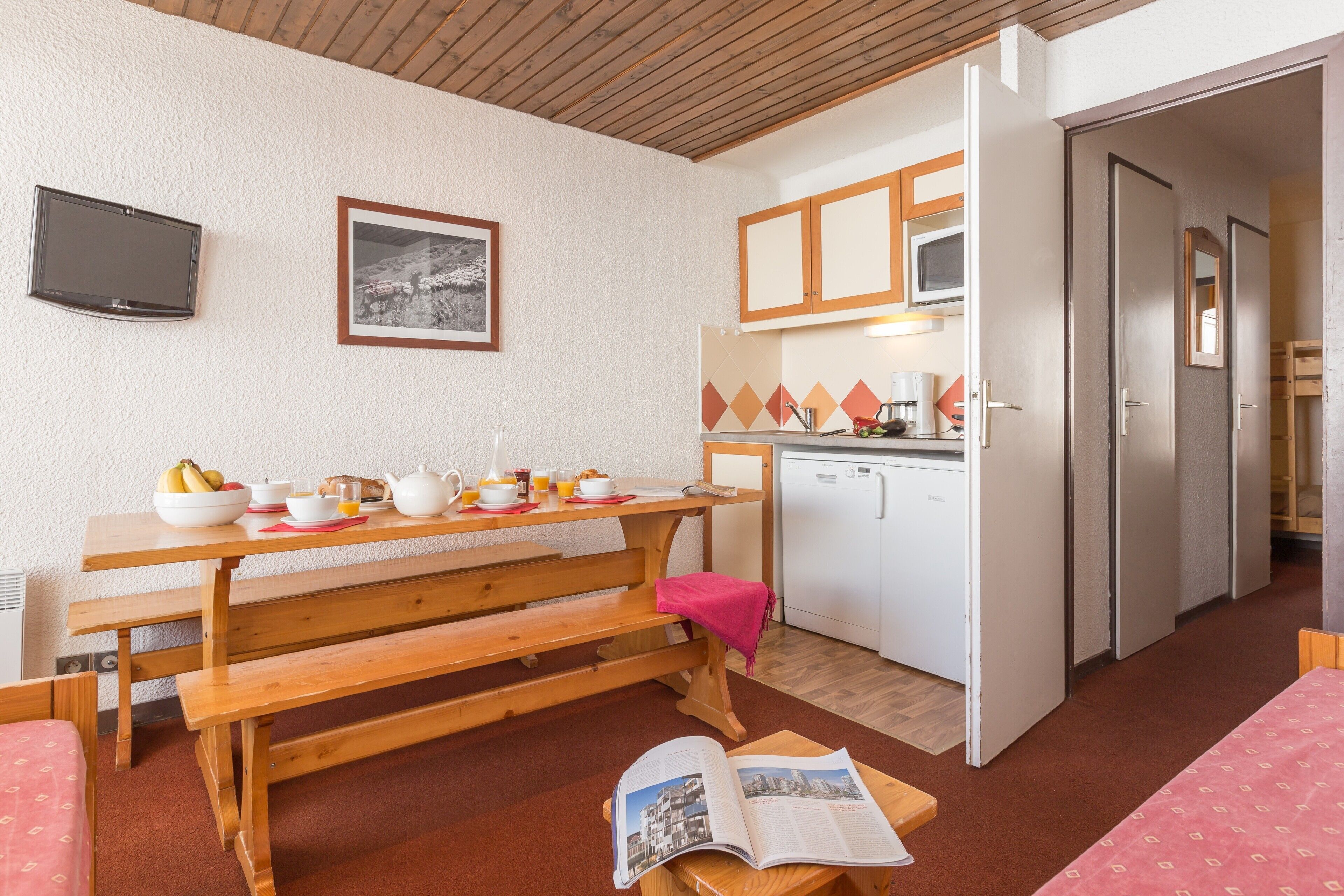 Microonde, piano cottura, lavastoviglie, seggiolone