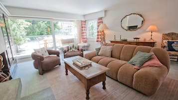 ์ํํธ, ์นจ์ค 4๊ฐ | ๊ฑฐ์ค ๊ณต๊ฐ | ํ๋ฉด TV, ๋ฒฝ๋๋ก, DVD ํ๋ ์ด์ด