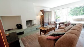 A living room with a fireplace, sofa, and a coffee table. - La Villa Emeline - Wohnung Emilie (Zermatt)