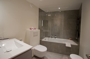 Apartment, 4 Bedrooms | Bathroom | Free toiletries, hair dryer, towels, soap