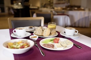 Free daily buffet breakfast - Hotel Kreuz Lenk (Lenk)