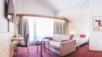 Zweibettzimmer, Balkon | Zimmersafe, individuell dekoriert, Schreibtisch