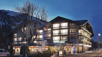 Bagian depan properti - sore/malam