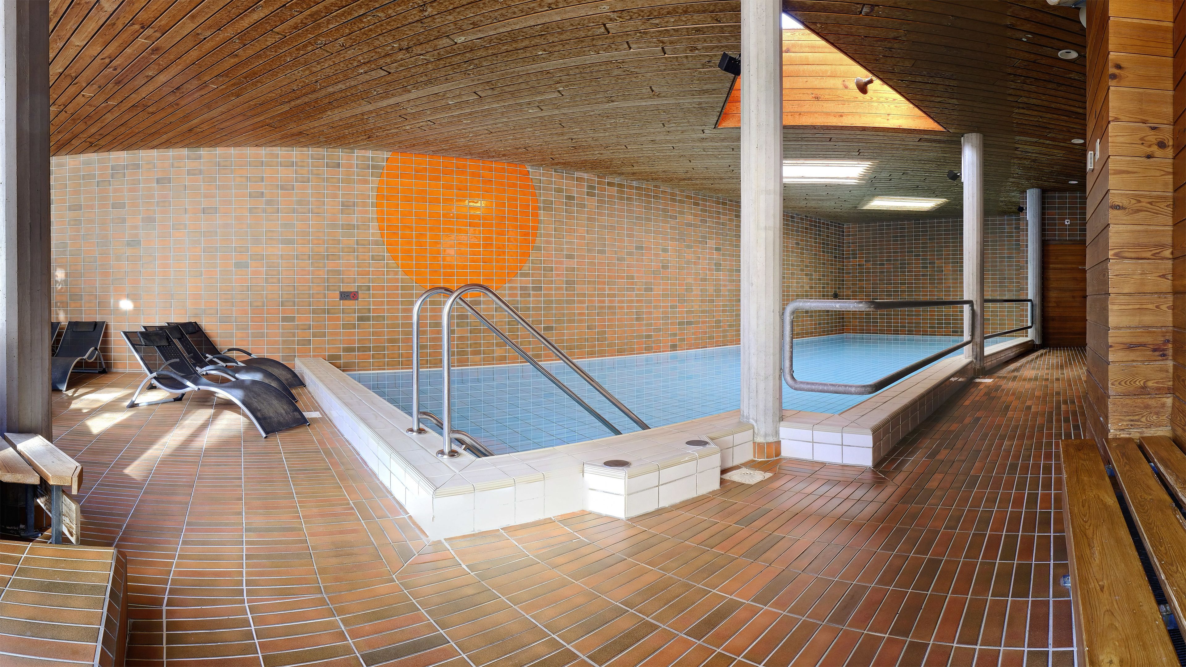 indoor pool, open 7:00 am to 9:00 pm, pool loungers
