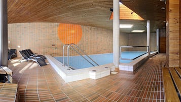 Innendørsbasseng