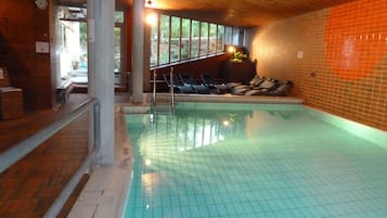 Indendørs pool, åben fra kl. 07.00 til kl. 21.00, liggestole