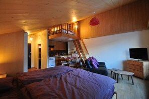 Studio | Soundproofing, iron/ironing board, cots/infant beds, travel cot
