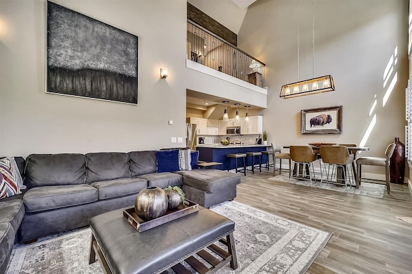 コンドミニアム 3 ベッドルーム | リビングルーム | テレビ、暖炉