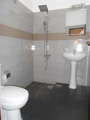 Buồng tắm vòi sen, đồ dùng nhà tắm miễn phí, máy sấy tóc, khăn tắm 