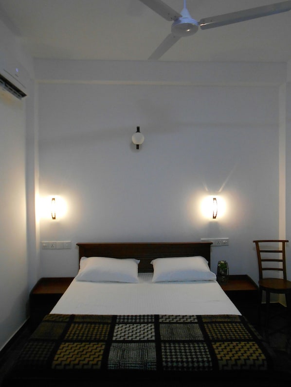 标准双人房, 1 张大床 | 办公桌、免费 WiFi、床单