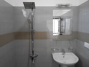Douche, articles de toilette (gratuits), séchoir à cheveux
