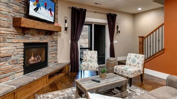 Casa, 2 habitaciones | Zona de estar | Una televisión