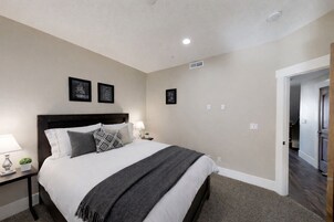 2 habitaciones, escritorio y espacio para trabajar con laptop 