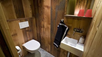 Apartemen, 2 kamar tidur | Fasilitas kamar mandi | Shower, pengering rambut, jubah mandi, dan sandal