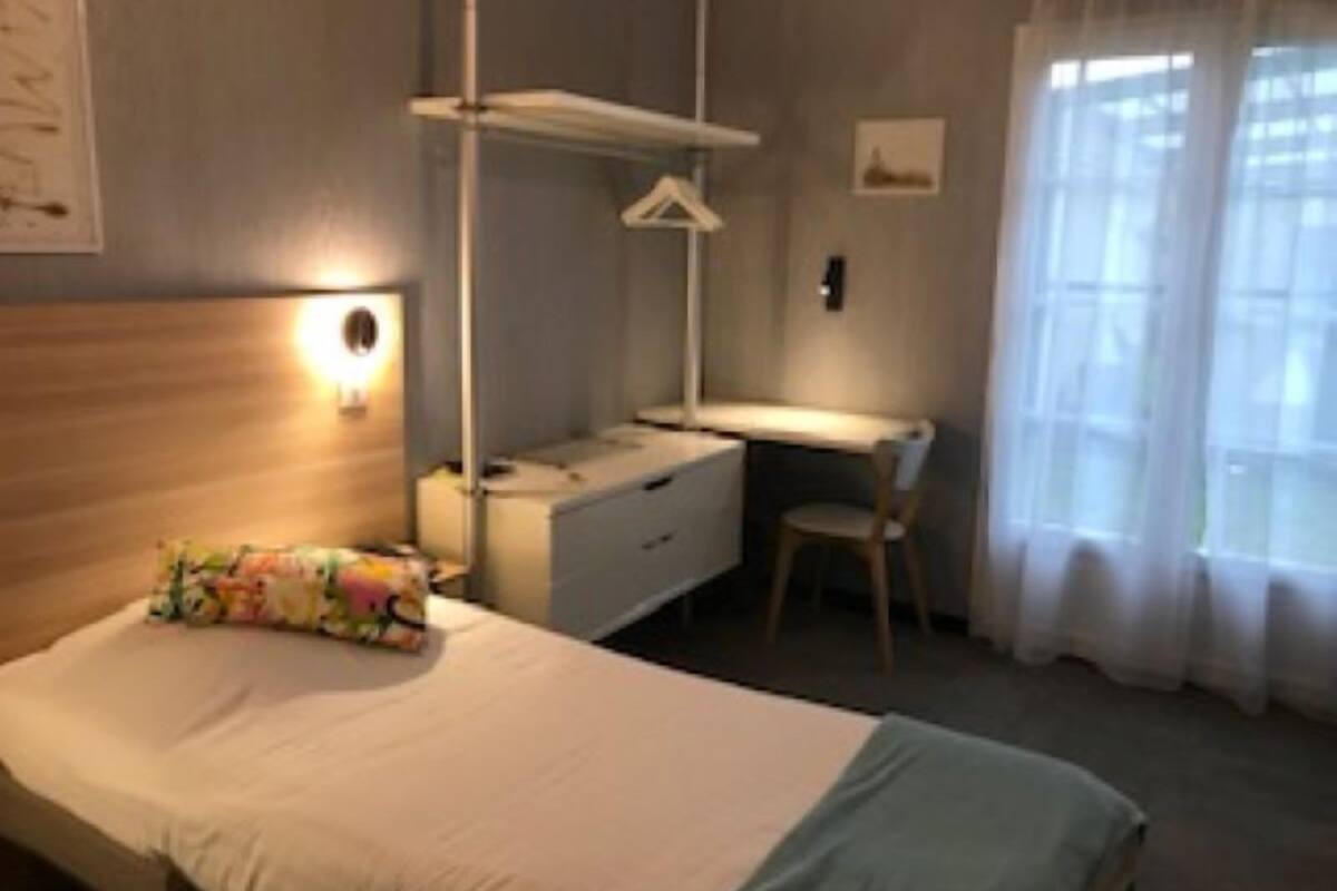 quadruple room | desk, soundproofing, free wifi, bed sheets