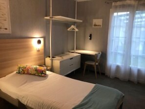 Vierbettzimmer | Schreibtisch, schallisolierte Zimmer, kostenloses WLAN, Bettwäsche