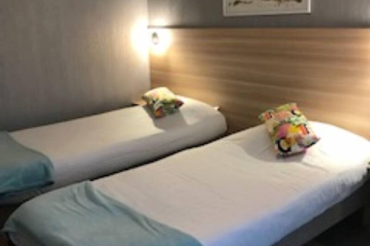 quadruple room | desk, soundproofing, free wifi, bed sheets