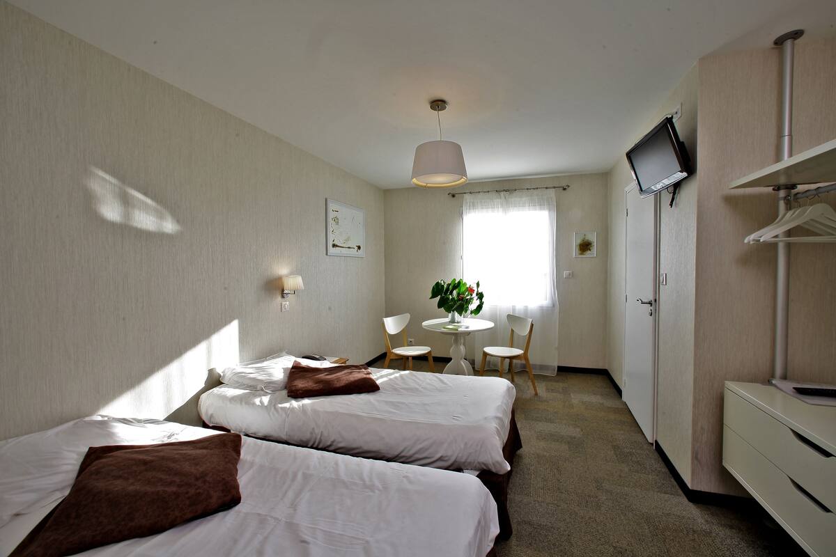 standard twin room | desk, soundproofing, free wifi, bed sheets