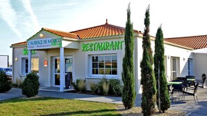 A building with a sign reading "L'AUBERGE DE MORICQ HOTEL - RESTAURANT" and "RESTAURANT" in large letters. - Logis L'auberge de Moricq (Angles)