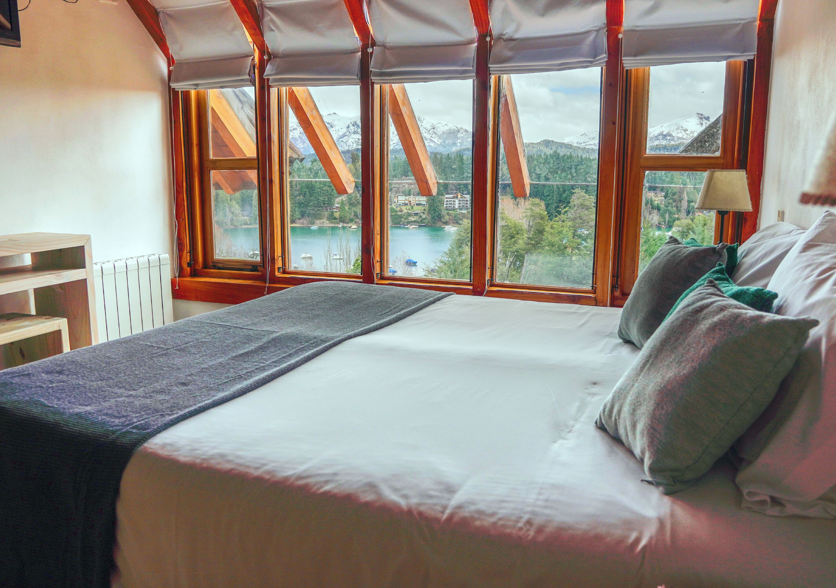 客房内保险箱、办公桌、免费 WiFi、床单