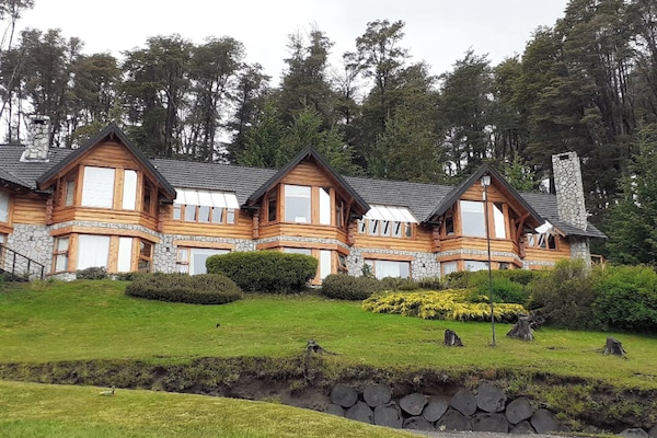 Vista frontal de la propiedad