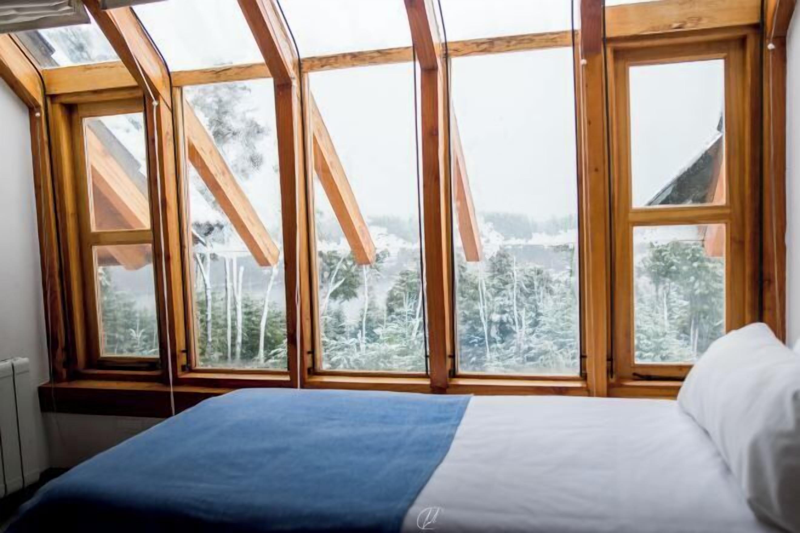 セーフティボックス (室内)、デスク、WiFi (無料)、ベッドシーツ