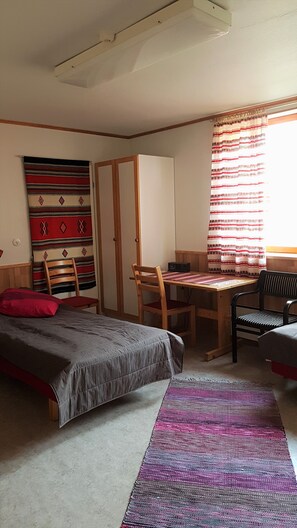 Quarto duplo, banheiro compartilhado | Ferros/tábuas de passar roupa, Wi-Fi de cortesia, roupa de cama