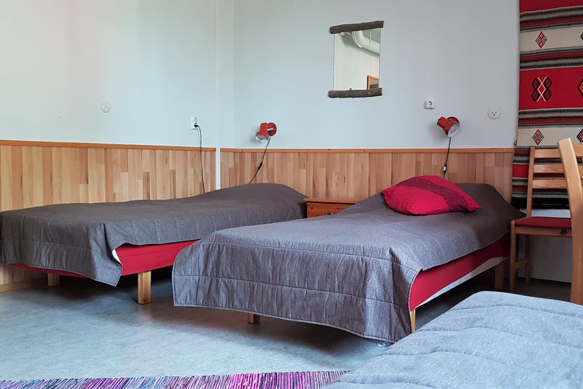 Chambre avec lits jumeaux, salle de bains commune