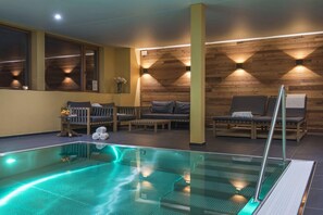 Innenpool, Außenpool, Liegestühle