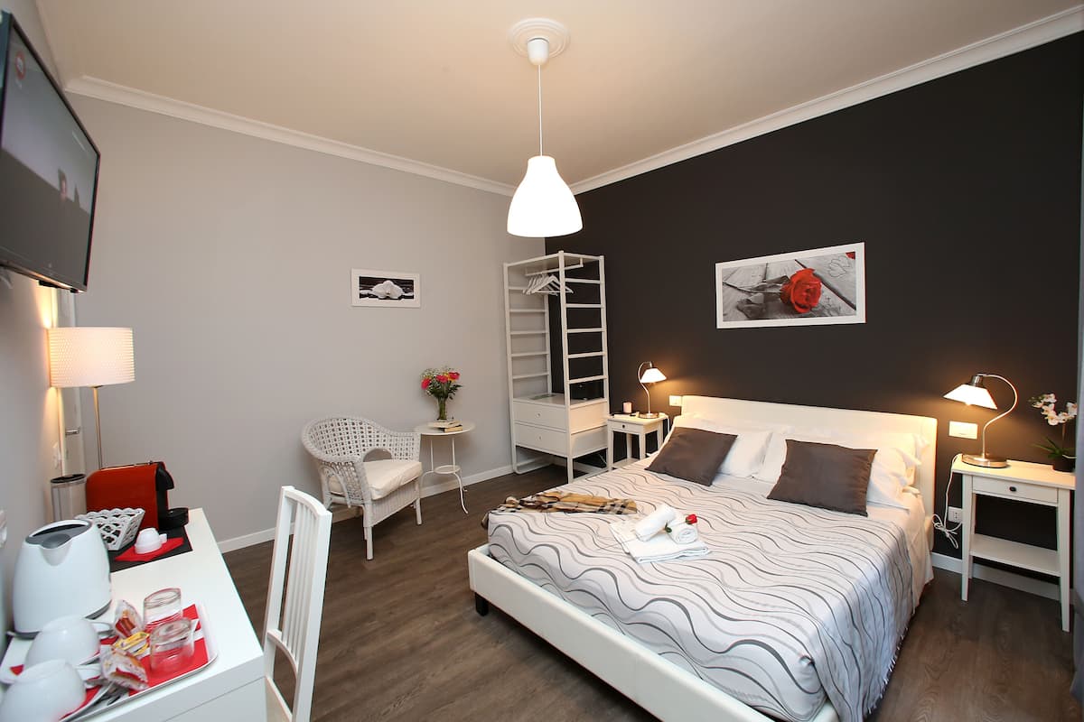 Premium bedding, minibar, in-room safe, desk