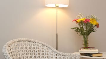 Chambre Double Deluxe, salle de bains attenante | Coin séjour | Télévision à écran plat de 32 pouces avec chaînes numériques, télévision