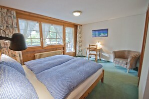 Apartment, 3 Bedrooms (Mettelhorn) | Desk, laptop workspace, soundproofing, iron/ironing board