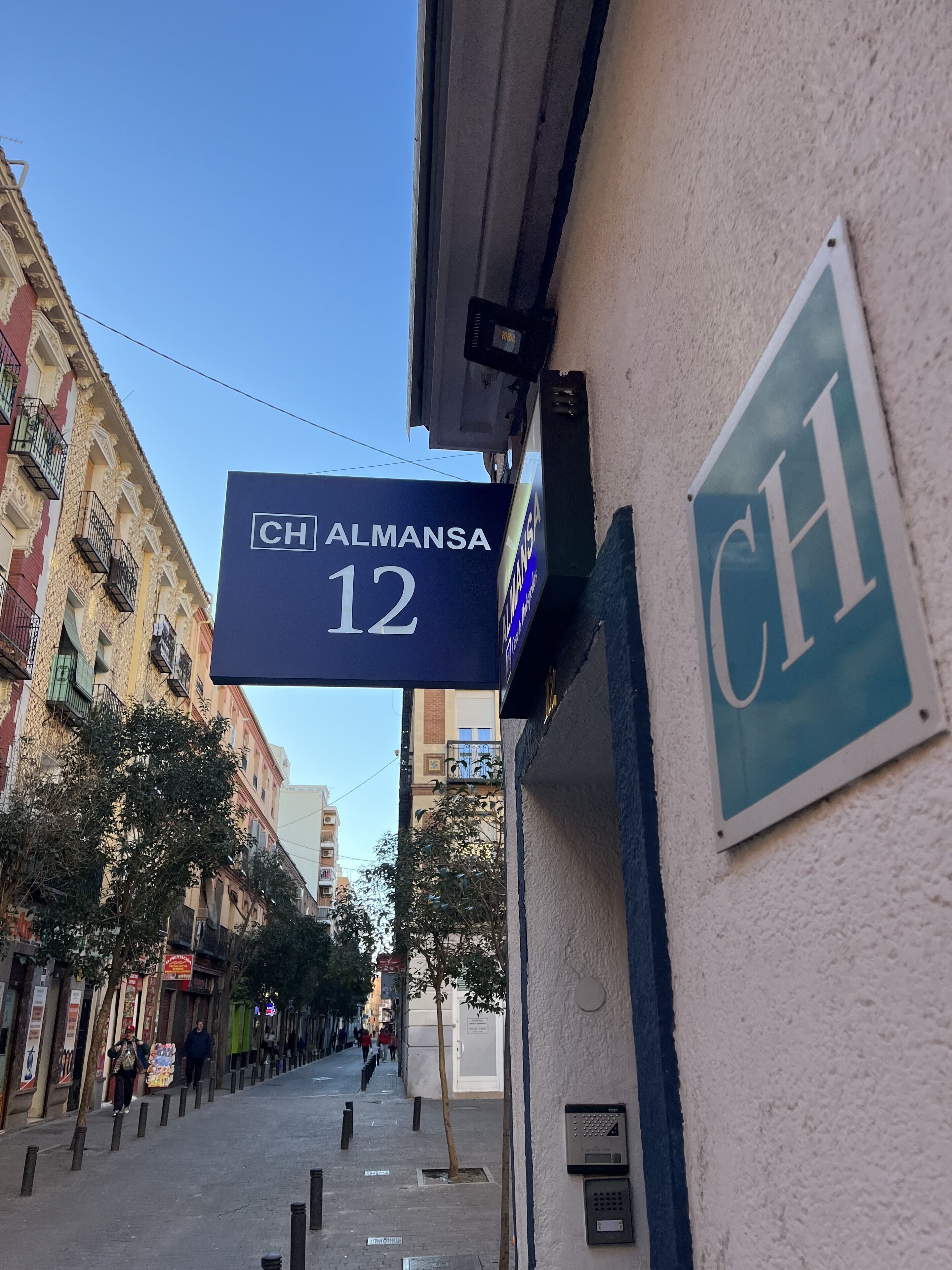 Straßenansicht eines Gebäudes mit der Aufschrift 'CH ALMANSA 12'.