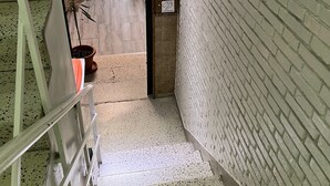 A staircase with a brick wall on one side and a metal railing on the other. - Casa de huespedes Almansa (Madrid)