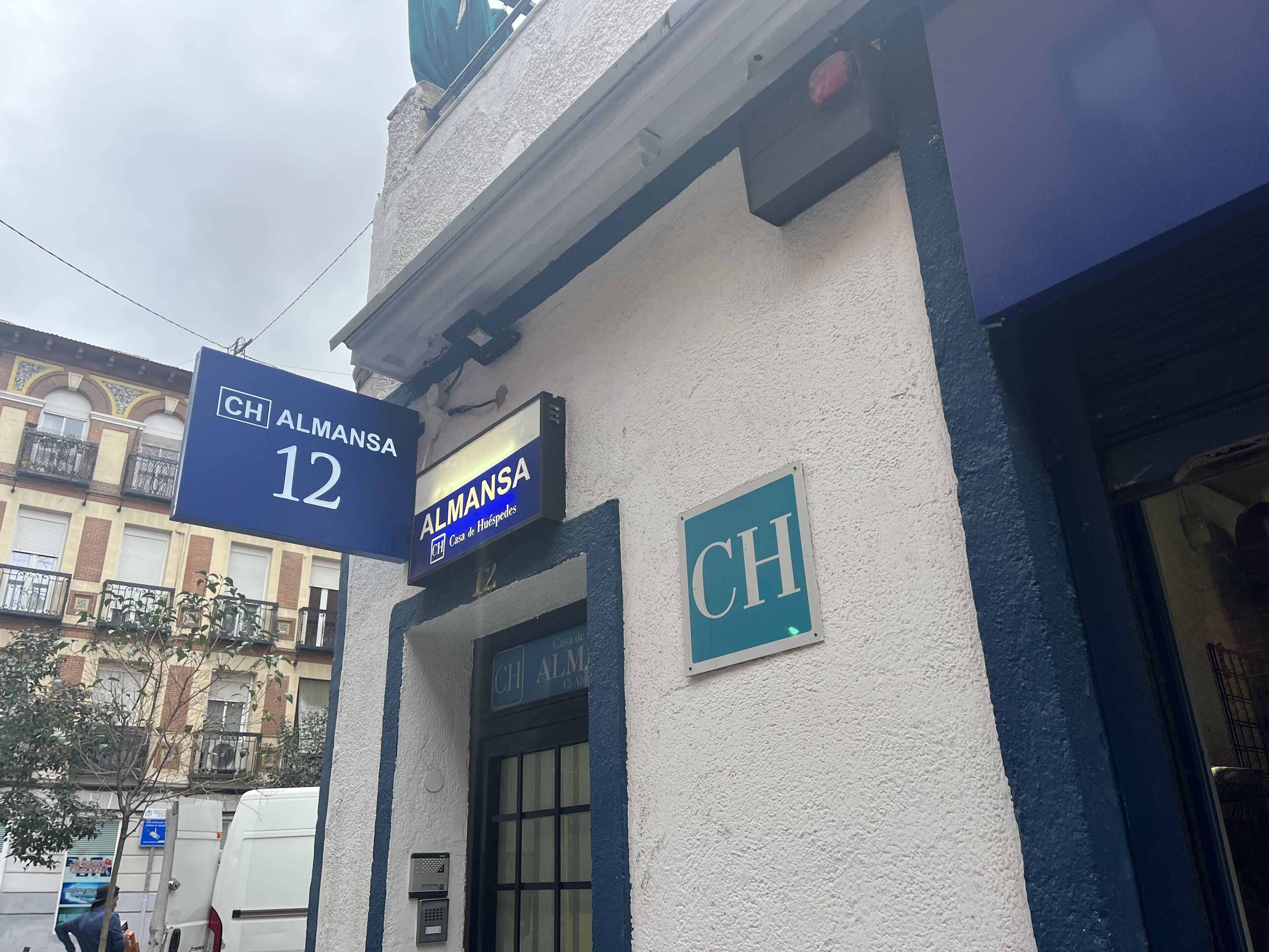 A building with a sign reading "CH ALMANSA 12" and "Casa de Huéspedes".