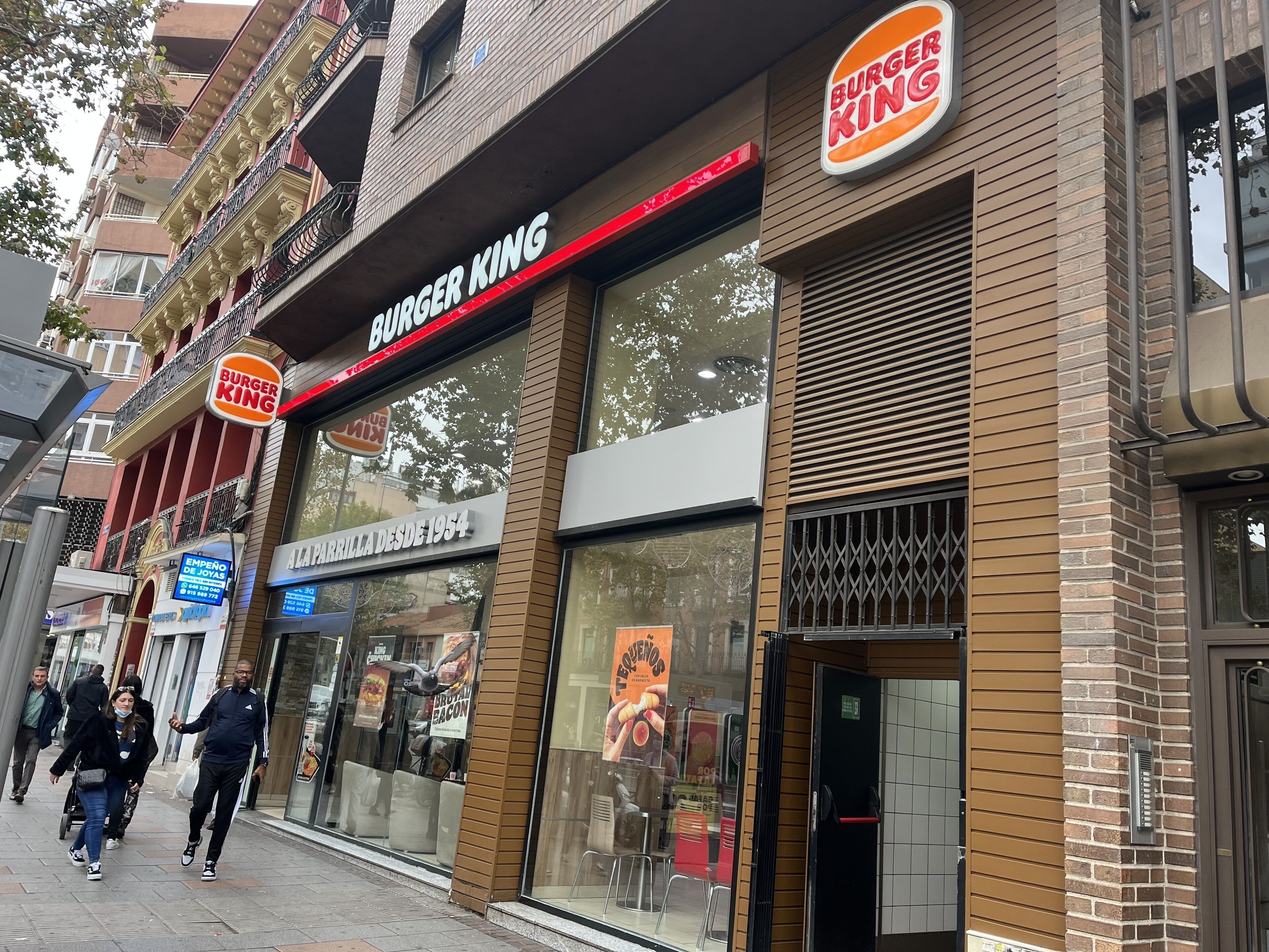 Een Burger King restaurant met een moderne gevel, grote ramen en een duidelijke ingang.