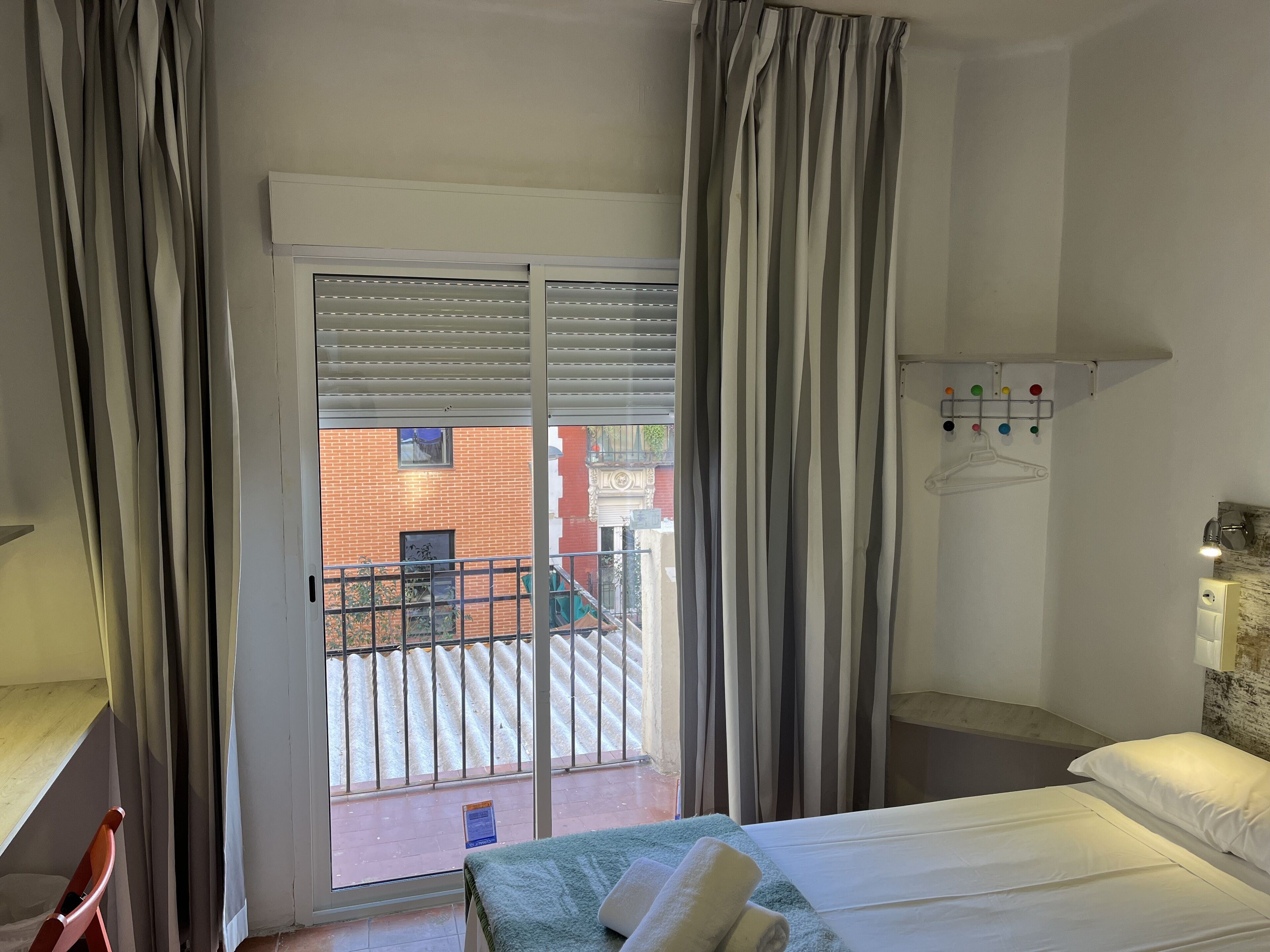 Twin kamer, gedeelde badkamer | Een bureau, verduisterende gordijnen, gratis wifi, beddengoed