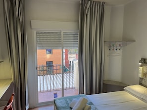 Twin Room, Shared Bathroom | Desk, blackout drapes, free WiFi, bed sheets - Casa de huespedes Almansa (Madrid)