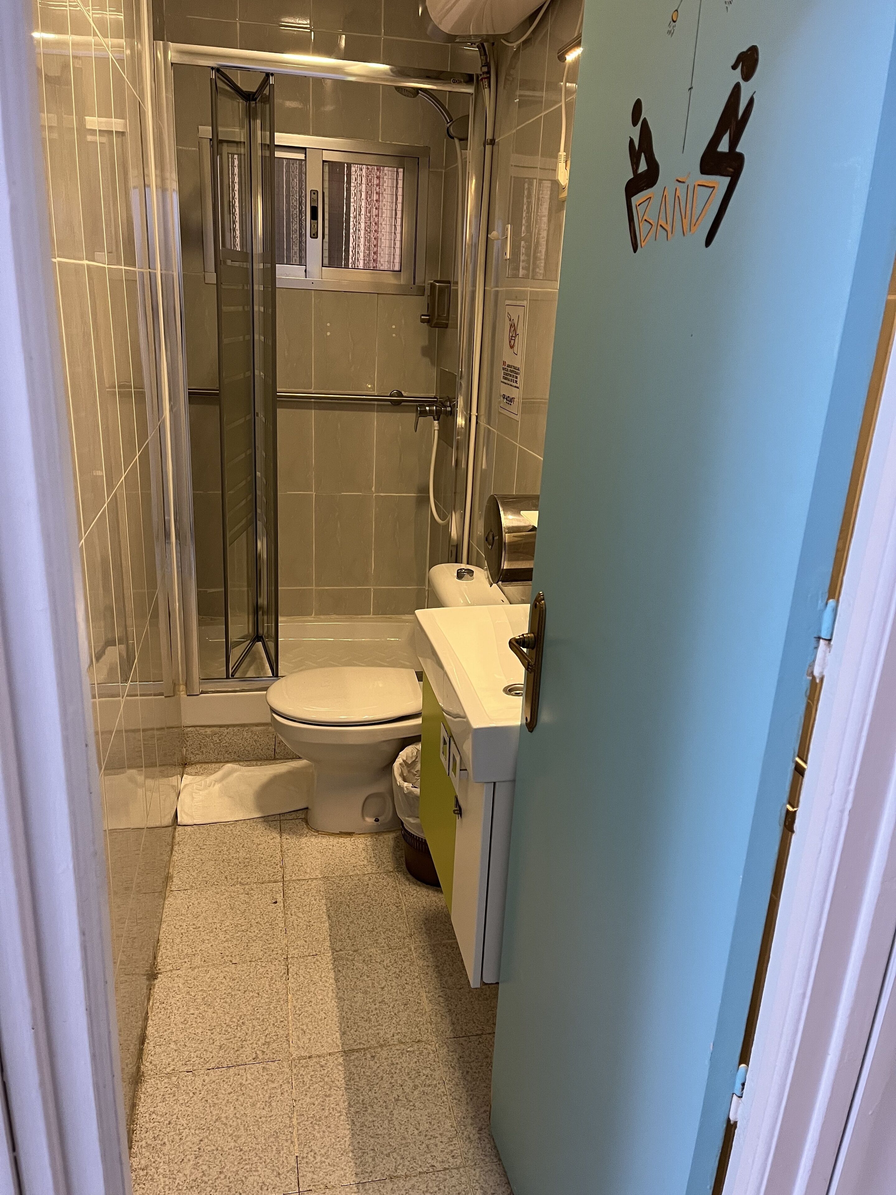 Ein Badezimmer mit Duschkabine, Toilette und Waschbecken.