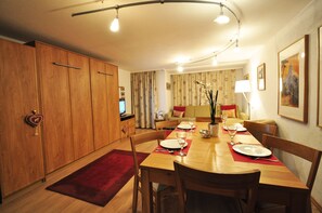 Appartement, 1 chambre | Restauration dans la chambre