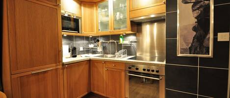 Apartment, 1 Bedroom | Private kitchen | Fridge, microwave, oven, stovetop