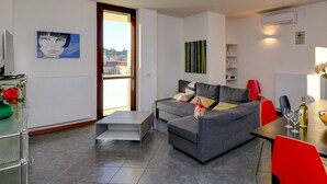 Exclusive Penthouse, 4 Bedrooms, Terrace, Mountain View | Living area