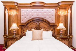 Sengetøy av topp kvalitet, minibar, safe på rommet og skrivebord