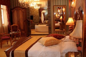 Presidential Suite | Peralatan tempat tidur premium, bar mini, peti besi dalam bilik, meja 
