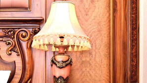 Ein Nachttisch aus Holz mit Lampe und Schublade.