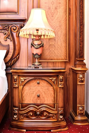 Ein Nachttisch aus Holz mit Lampe und Schublade.