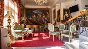 Coin salon dans le hall