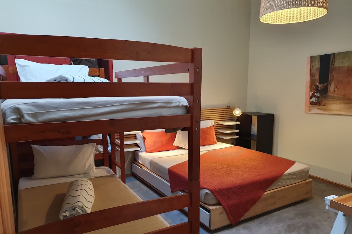 Quarto casal básico | 1 quarto, escrivaninha, ferros/tábuas de passar roupa, Wi-Fi de cortesia