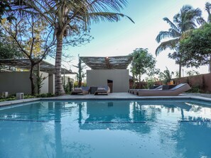 Outdoor pool, pool umbrellas, sun loungers - Liv Inn Guest House (Maputo)